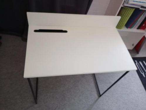 Klein stevig bureau in nette staat, Huis en Inrichting, Bureaus, Zo goed als nieuw, Bureau, Ophalen