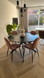 Zwarte woood eettafel (120 cm) met vier roze stoelen, Huis en Inrichting, Tafels | Eettafels, Ophalen, Gebruikt, 100 tot 150 cm