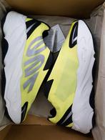 Adidas 700 MNVN, Kleding | Heren, Schoenen, Wit, Nieuw, Ophalen of Verzenden, Sneakers of Gympen