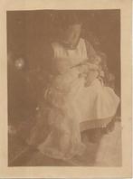 Foto Prentbriefkaart Zuster met baby in doopjurk, Gebruikt, Foto, Ophalen of Verzenden, Voor 1940