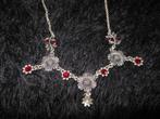 Korte zilverkleurige hals ketting met rode strass steentjes, Overige materialen, Verzenden, Nieuw, Zilver