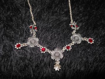 Korte zilverkleurige hals ketting met rode strass steentjes beschikbaar voor biedingen