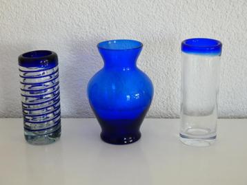 Drie kleine glazen vaasjes blauw, blauwe randen en kringels beschikbaar voor biedingen