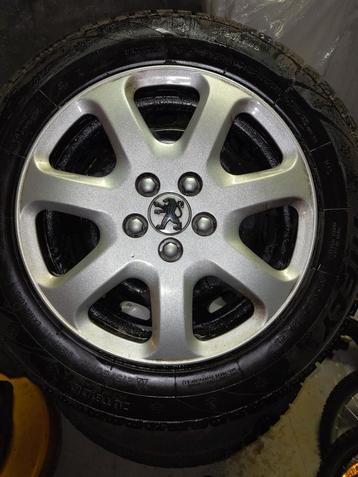 Winterbanden met velg wieldoppen goed profiel 215/60R16 beschikbaar voor biedingen