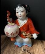 Antiek Charmant Chinees porseleinen beeldje van een meisje., Antiek en Kunst, Ophalen of Verzenden