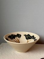 Vintage ceramic beige groen schaal gesigneerd d22cm, Huis en Inrichting, Keuken | Servies, Keramiek, Ophalen of Verzenden, Zo goed als nieuw