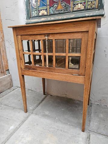  Antiek vitrinekastje met glaswerk – 73x60x41 cm beschikbaar voor biedingen
