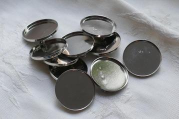 Ronde lege broches beschikbaar voor biedingen