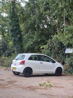 Toyota Yaris DEALER ONDERHOUDEN LAGE KM, Auto's, Voorwielaandrijving, 527 kg, 750 kg, Wit