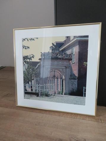 Echte kleurenfoto van Doelenpoort Leiden in lijst 51x51 cm.