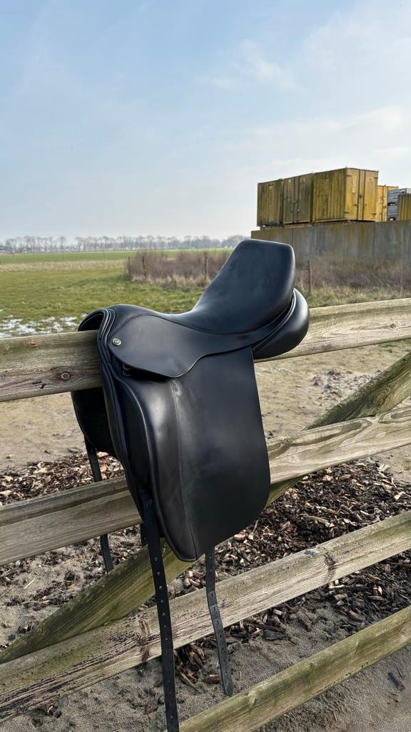 Hulsebos dressuurzadel 18” dynamic 3, Dieren en Toebehoren, Paarden en Pony's | Zadels, Zo goed als nieuw, Dressuur, Ophalen of Verzenden