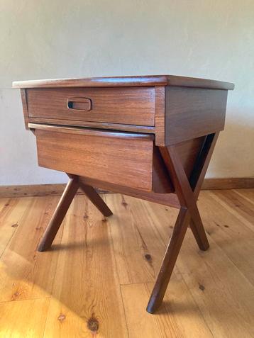 Vintage jaren’50 Webe design teak kastje naaikastje beschikbaar voor biedingen