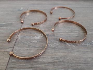 4 armbanden voor dames -- goudkleurig -- met motiefje beschikbaar voor biedingen