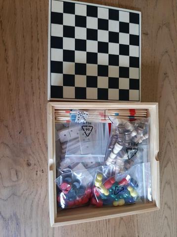 **NIEUW **SPELLEN DOOS MET VEEL SOORTEN SPELEN IN REISVORM  beschikbaar voor biedingen