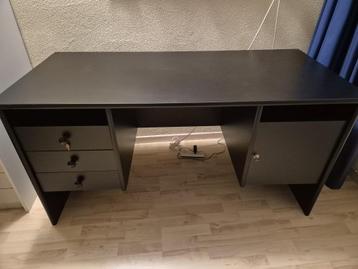 Zwart degelijk stevig bureau buro in nette staat  beschikbaar voor biedingen