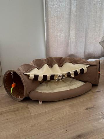 Katten tunnel met afdakje en ligplek (los te maken met rits) beschikbaar voor biedingen