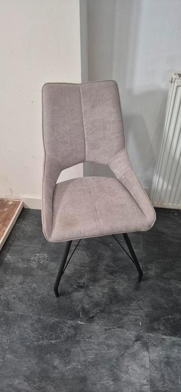 verschillende banken, stoelen, kasten, kastjes, tv meubel