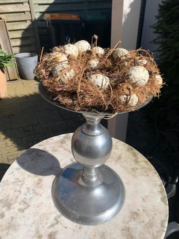 Prachtig standaard / etagère met paaskrans beschikbaar voor biedingen