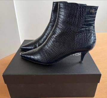 Caroline Biss, mooie laarsjes crocoprint maat 41 beschikbaar voor biedingen