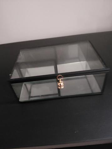 Glazen sieradendoosje met metalen rand beschikbaar voor biedingen
