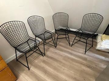 Set van 4 zwarte design stoelen beschikbaar voor biedingen
