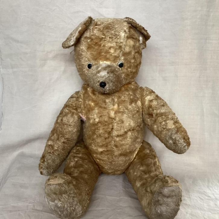 Oude beer met vulling van stro.  ca. 70 cm hoog, Verzamelen, Beren en Cherished Teddies, Gebruikt, Stoffen beer, Overige merken