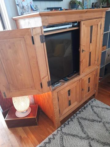 kast( tv) 146.5 cm hoog 110 breed en diepste diepte 62 cm  beschikbaar voor biedingen