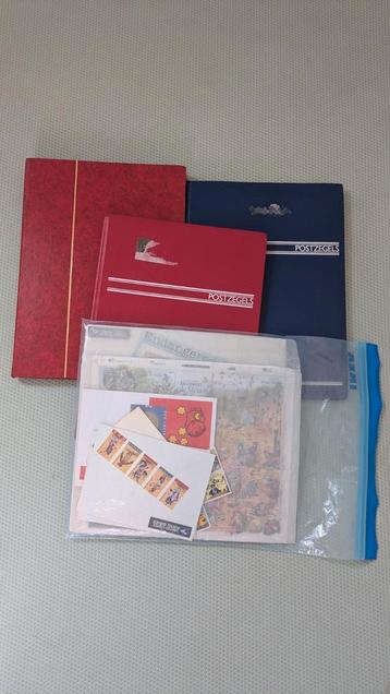 Postzegelverzameling met Albums - Jaren 90 beschikbaar voor biedingen