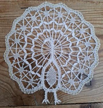 Gekantkloste pauw  beschikbaar voor biedingen