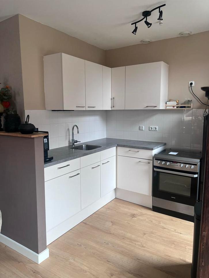 Moderne witte hoekkeuken met grijs blad, Huis en Inrichting, Keuken | Complete keukens, Gebruikt, Hoekkeuken, Wit, Kunststof, Ophalen