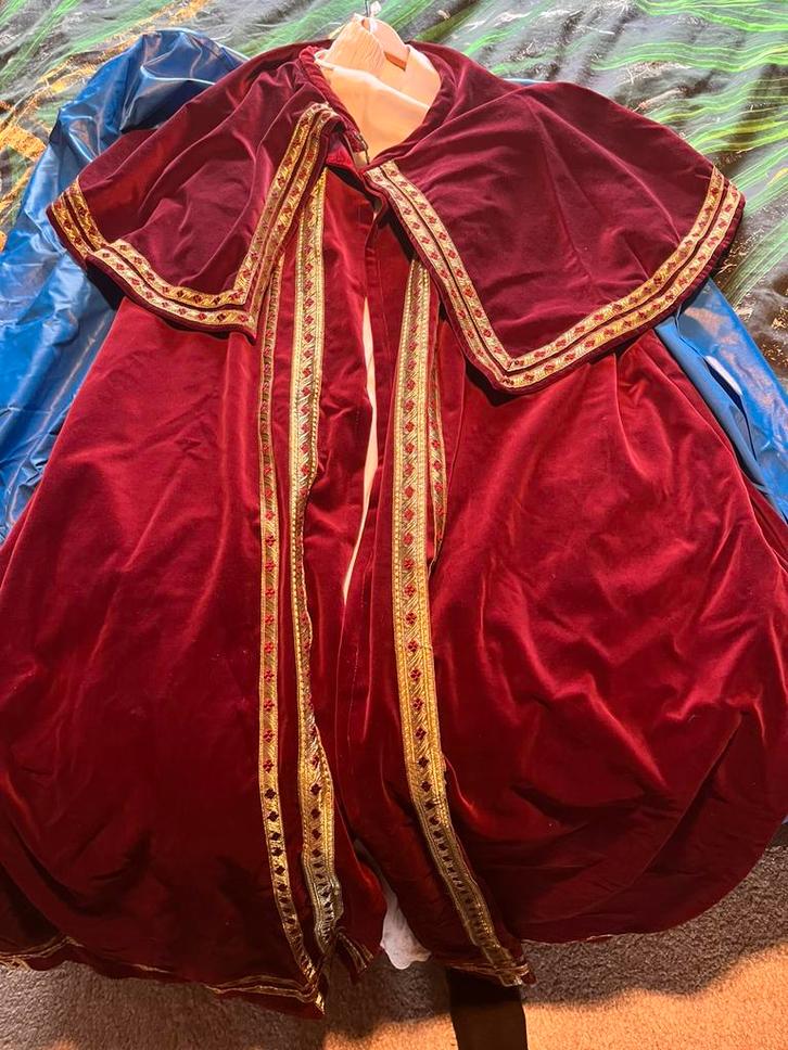 Fluwelen Sinterklaas kostuum compleet, Diversen, Sinterklaas, Zo goed als nieuw, Ophalen