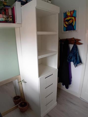 Hoge smalle witte ladenkast/kledingkast/kast beschikbaar voor biedingen
