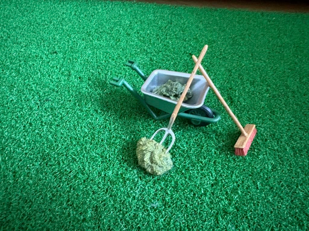 Schleich kruiwagen met hooifork en hooi 42290, Ophalen of Verzenden, Zo goed als nieuw, Poppenhuis