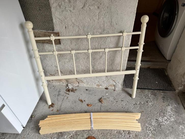 Wit metalen eenpersoons bedframe, Huis en Inrichting, Slaapkamer | Bedden, Gebruikt, Eenpersoons, 90 cm, 200 cm, Metaal, Wit, Ophalen