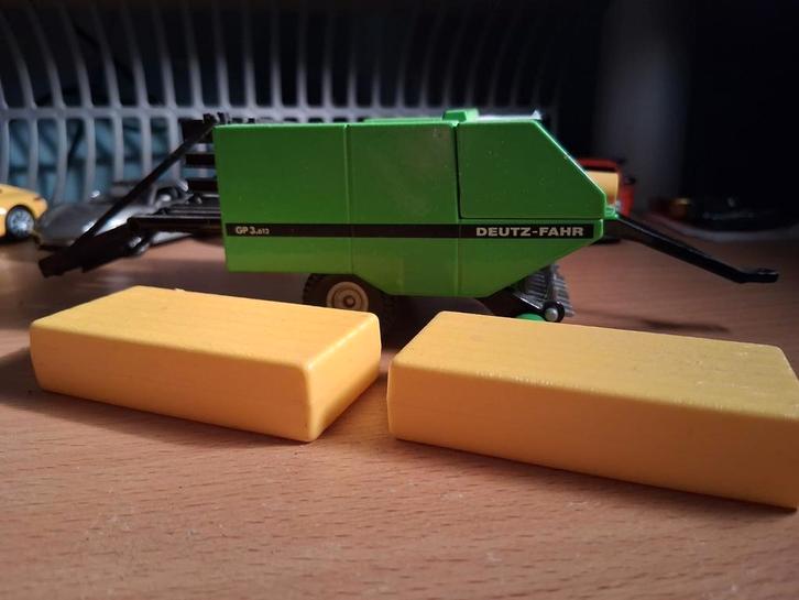 Deutz Balenpers, Hobby en Vrije tijd, Modelauto's | 1:32, Zo goed als nieuw, Tractor of Landbouw, Overige merken, Ophalen of Verzenden