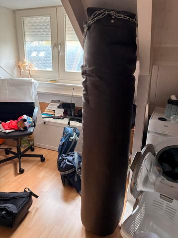 Grote lederen en zware bokszak te koop beschikbaar voor biedingen