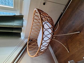 Rotan wieg met metalen onderstel beschikbaar voor biedingen