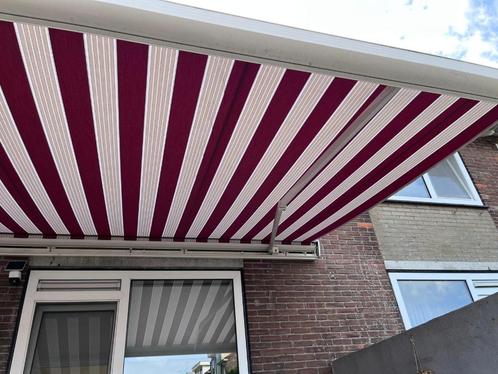 Te koop: Elektrisch zonnescherm met afstandsbediening, Tuin en Terras, Zonneschermen, Gebruikt, Knikarmscherm, 150 tot 300 cm