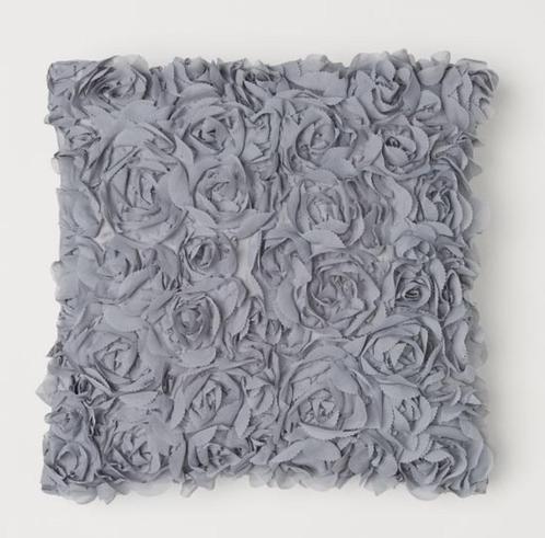 5x H&M grijs kussenhoes 40x40 cm met chiffon bloemen, Huis en Inrichting, Woonaccessoires | Kussens, Nieuw, Grijs, Vierkant, Ophalen of Verzenden
