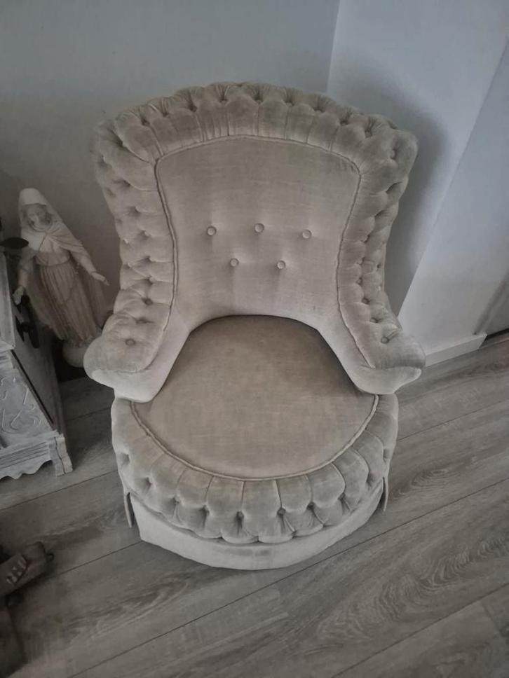 Charmante Kleine Damesfauteuil – Beige & Gecapitonneerd, Antiek en Kunst, Antiek | Meubels | Stoelen en Banken, Ophalen
