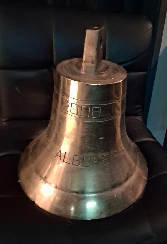 Grote Scheepsbel van gezonken schip Abis Albufeira, Verzamelen, Scheepvaart, Gebruikt, Overige typen, Motorboot of Zeilboot, Ophalen of Verzenden