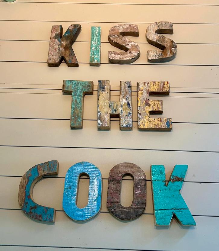 Leuk voor aan de muur: Houten letters KISS THE COOK, Huis en Inrichting, Woonaccessoires | Wanddecoraties, Ophalen