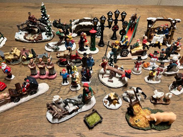 Verzameling kerstdorpminiaturen 55 stuks dieren poppetjes, Diversen, Kerst, Zo goed als nieuw, Ophalen of Verzenden
