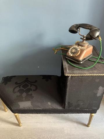 telefoonkastje met oude telefoon beschikbaar voor biedingen