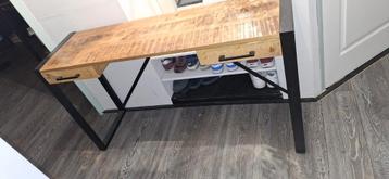 Industrieel Bureau Mango Hout met Zwart Metalen poten   beschikbaar voor biedingen