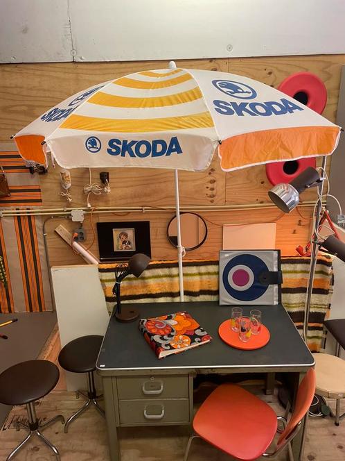Gave vintage parasol van Skoda, geel wit blauw, Tuin en Terras, Parasols, Zo goed als nieuw, Stokparasol, 1 tot 2 meter, Ophalen