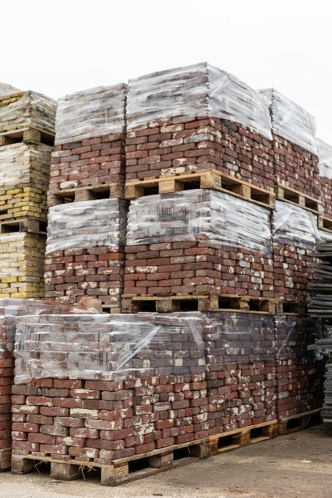 Oude paarse rode stenen ca 21x5.5 300M2 1 partij incl kop!, Doe-het-zelf en Verbouw, Metselstenen, Gebruikt, Bakstenen, Ophalen of Verzenden