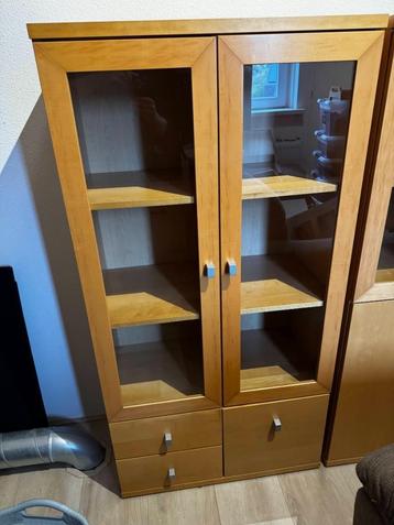 Vitrine kasten met opbergruimte beschikbaar voor biedingen