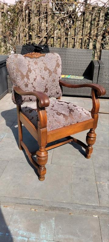 Antieke fauteuil met houtsnijwerk beschikbaar voor biedingen