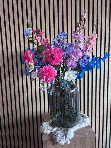 Prachtige smoke vaas met kunstbloemen beschikbaar voor biedingen